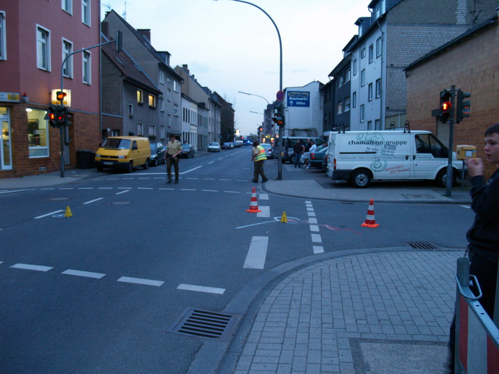 VU Fussgaenger angefahren schwer verletzt Koeln Gremberg Rolshoverstr P07.JPG